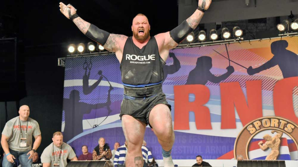 Competitor wearing a ROGUE roguefitnress.com shirt.