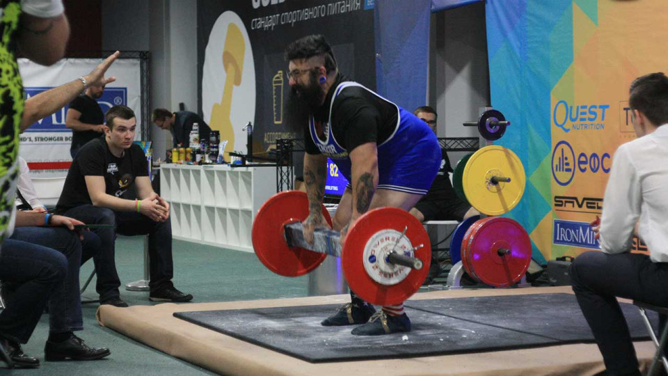 Armlifting competition mid pull.